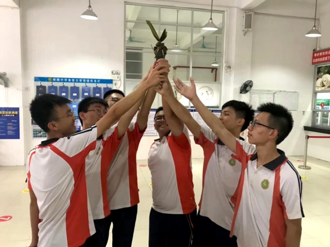 求高粽南沙麒麟中学高三学生齐齐高举粽子