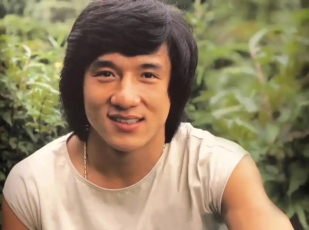 老照 #永远年轻永远热泪盈眶 #成龙大 - 抖音