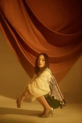 36岁张韶涵真牛把保鲜膜穿出大牌范花式凹造型妩媚又性感