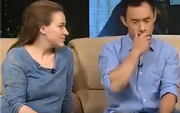 回顾欧洲美女和山东男友分手,回国后忘不了男友,再相见激动哭了