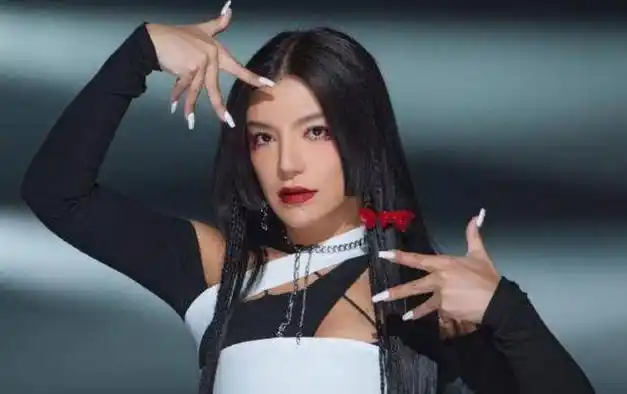 江映蓉现身学校演出近照发福腋下勒出赘肉夏天穿靴子遭吐槽