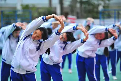 写美篇三,放松活动:          参照体育课放松活动:1,抖抖手臂,大腿;2