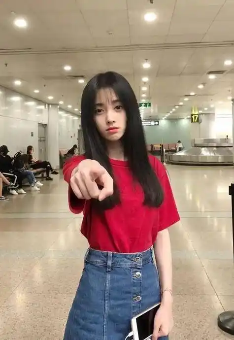 鞠婧祎"绿茶坐姿"爆火,膝盖与肩膀平行,体重过百的人模仿不来_身高