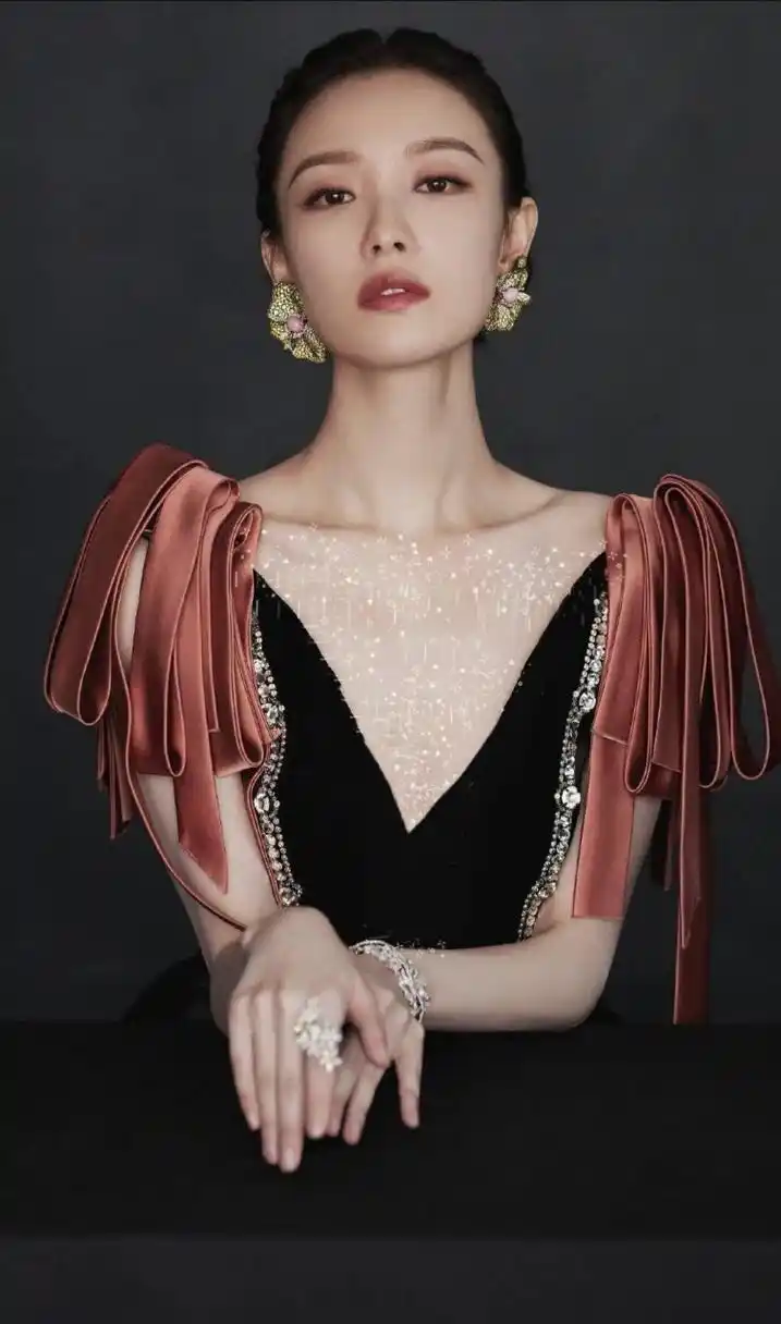 小小改造的倪妮的礼服, 图一为原图, 图二图三为改造图, 改为立刻庄重