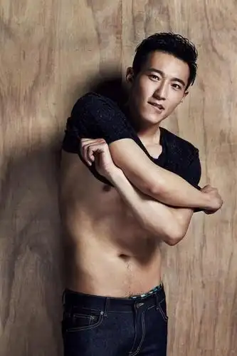 被吴京赵薇看中的大胸肌肉男,185大长腿腱子肉,真的很敢脱!