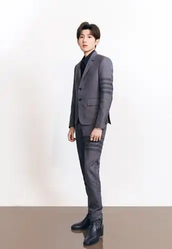 王源西装照片流出,修长的大长腿完美抢镜,不经意间迷倒一片迷妹