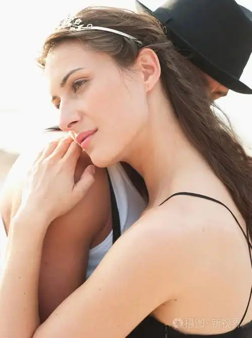 亲密的情侣拥抱在海滩上