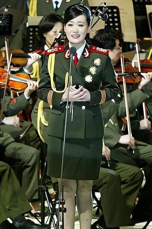 谭晶军装照