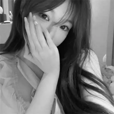 黑白女生头像图片真人