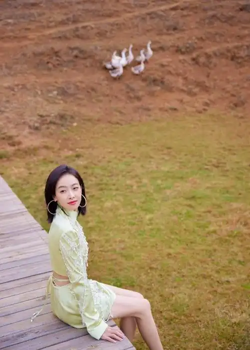 宋茜珍珠黄裙造型##宋茜的社交技能是队长力