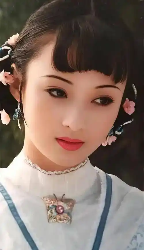 年近50的蒋勤勤依然美艳动人,这天然的骨相也太绝了!