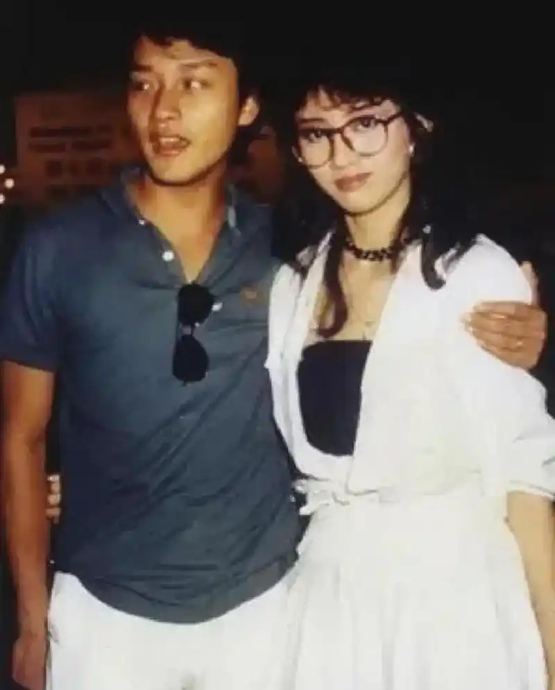 张国荣和梅艳芳年轻时的合照令人惊艳,男的帅气,女的漂亮.