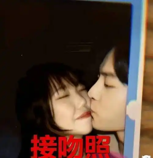照片是肖战跟杨紫在《余生请多指教》里面的一组剧照,是肖站在亲吻