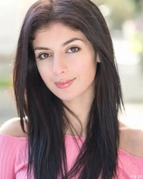 今天为大家介绍一位来自英国的时尚大美女法里达洛