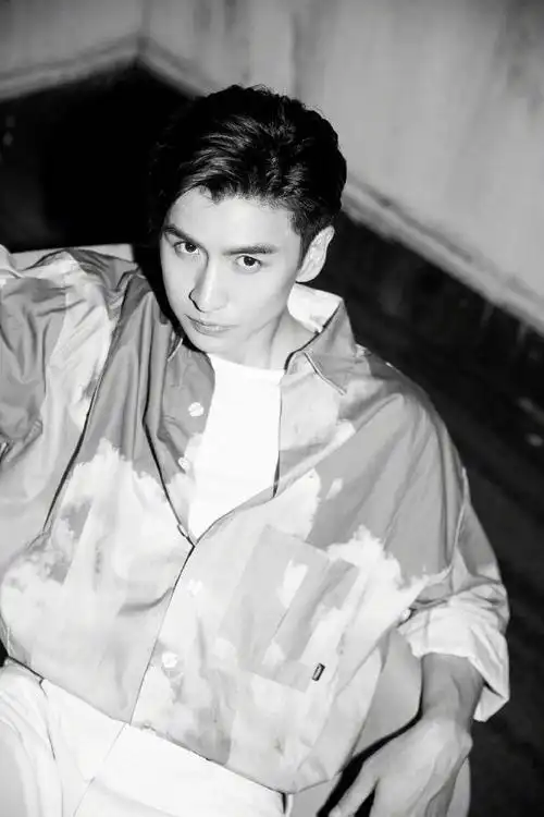 张云龙天台默系大片#@张云龙mmc最新黑白天台大片中眉眼锐意温柔