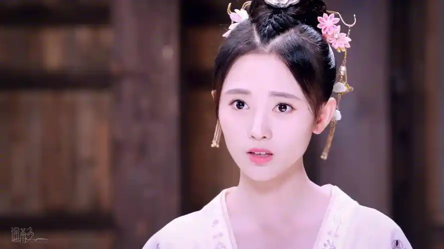 鞠婧祎终于不低调了,一身行头超4万,变身时尚美少女,有钱真好