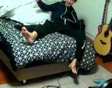 exo趣事:伯贤微博现身撩粉丝,灿烈差点滚下床,世勋委屈求安慰