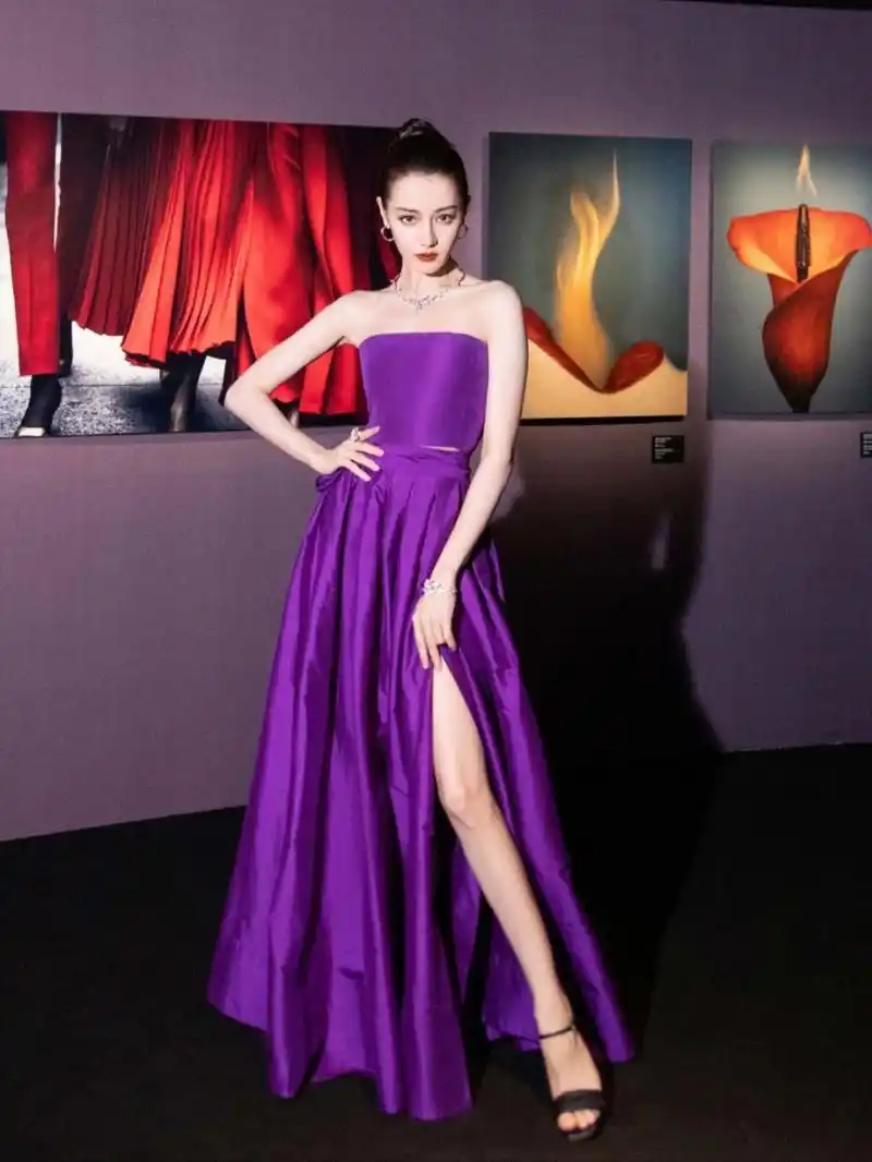 迪丽热巴紫色抹胸开叉裙大赏,优雅高贵迷人至极,让人心动不已!