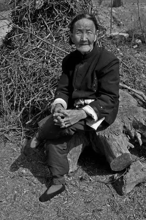 小脚老人老人.#这里是山西 #现场实拍 #记录这一刻 #小脚 - 抖音