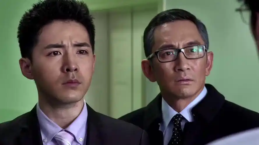 养父病情已无药可救,女子得知后当即伤心痛哭