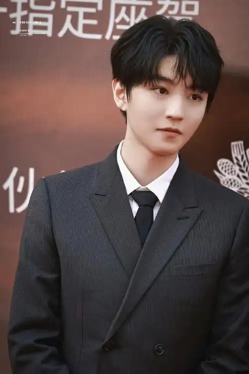 华表奖饭拍路透#王俊凯今日华表奖饭拍黑色双排扣西装造型,板正又帅气