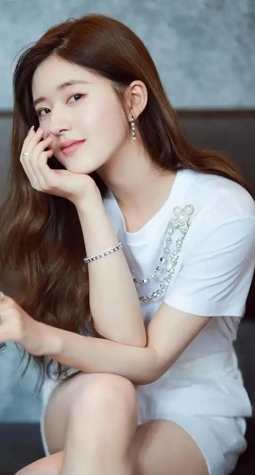 优雅甜美的赵露思清新灵动青春靓丽的写真照