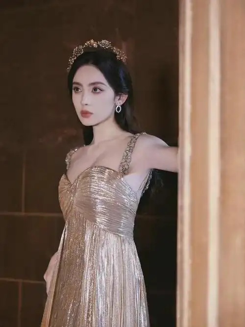 娜扎金色拖尾长裙,尽显优雅气质|裙子|时尚|模特|古力娜扎|身材比例