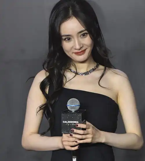 杨幂近照v脸变方脸,身高166体重仅90斤,过度减肥致腮部凹陷?