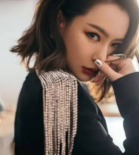 戚薇穿黑色紧身长裙秀完美曲线 短发利落眼神霸气