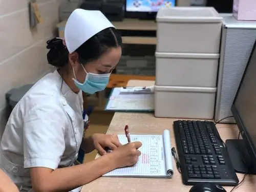 凌晨3点,我在宜宾跟拍了三家医院的护士