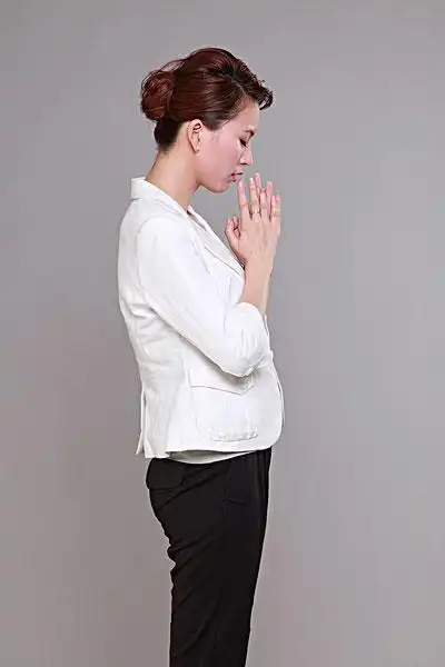 双手合十祈祷的年轻女人