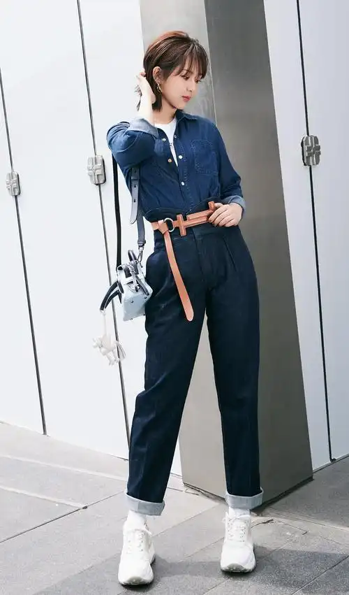 杨紫拍摄一组时尚美图,一身牛仔风穿搭清新简约