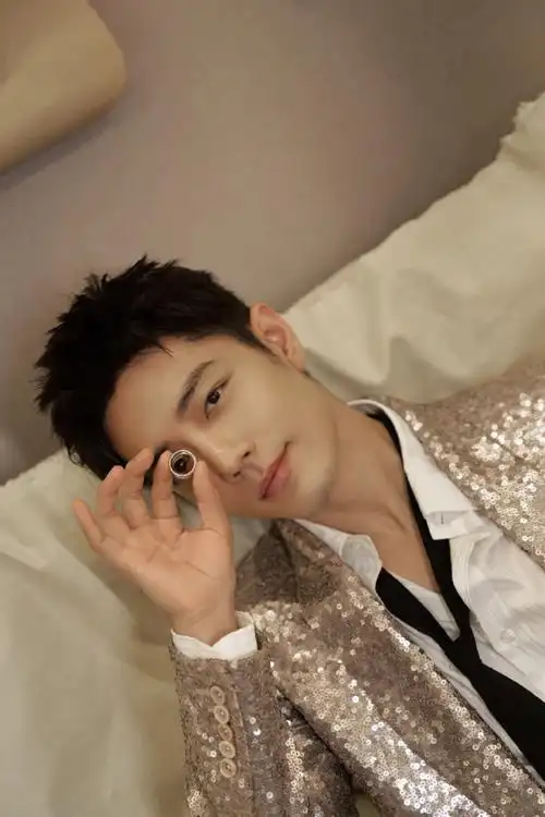 肖战新的一岁尽兴且开怀##肖战祝我们都能顺利健康