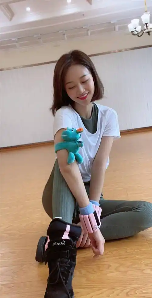 蓝盈莹晒叠穿美照,两件t恤套着穿又帅又酷,卡通臂环湿发吸睛_高领