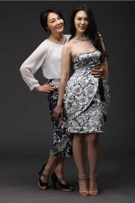 60岁王姬与31岁女儿比美穿透视纱裙身材饱满不像母女像姐妹