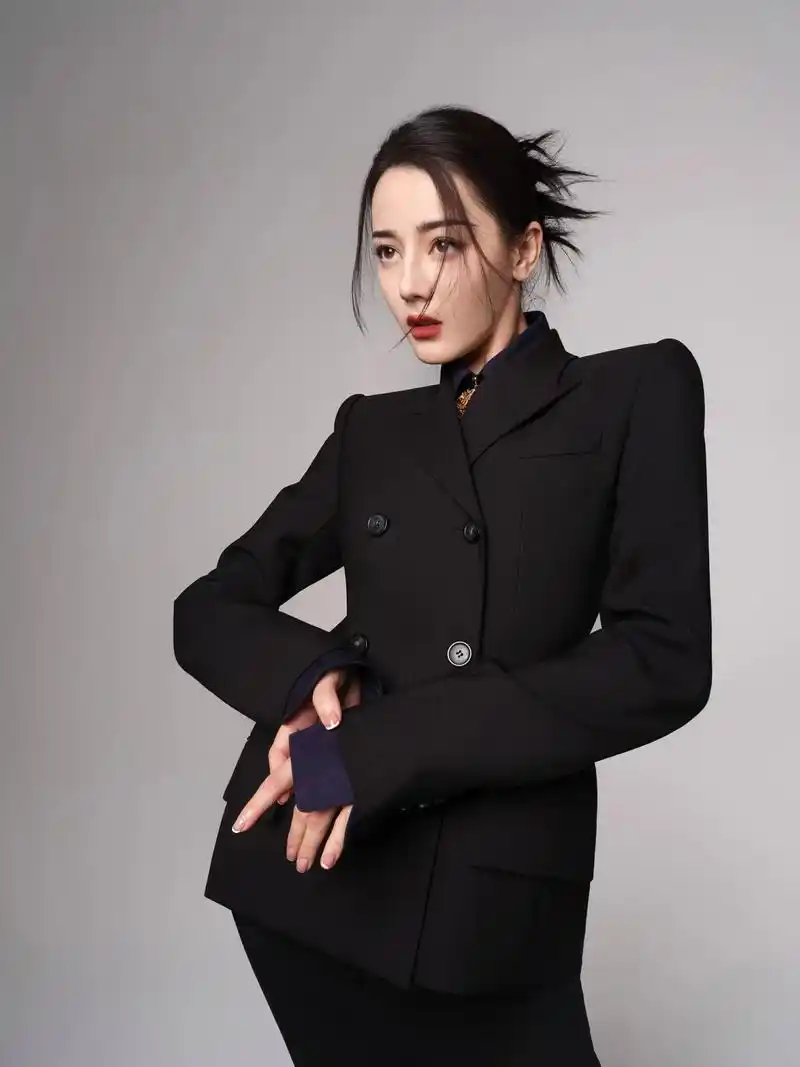 浓颜系大美女迪丽热巴带来异域风格视觉冲击黑色西装套装造型大片
