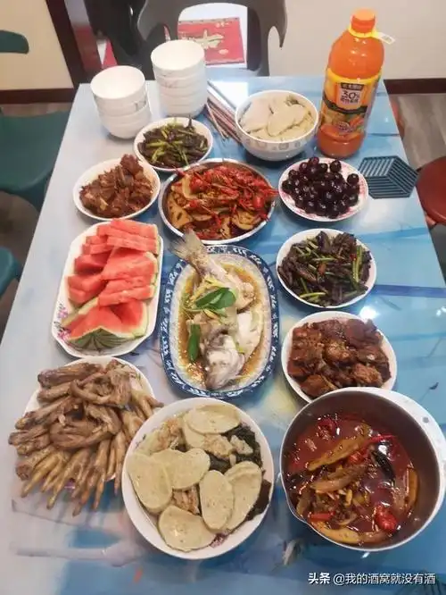 一大盆红烧肉炖土豆再来瓶冰凉小啤酒农村小伙中午吃饭得劲