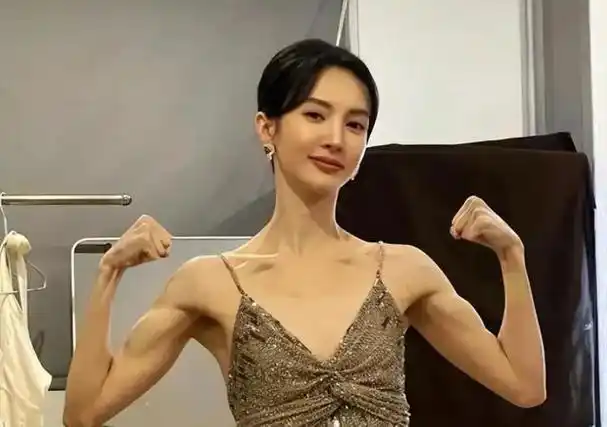 张萌看中金晨签约.可以说金晨凭浪姐走上星光大道.