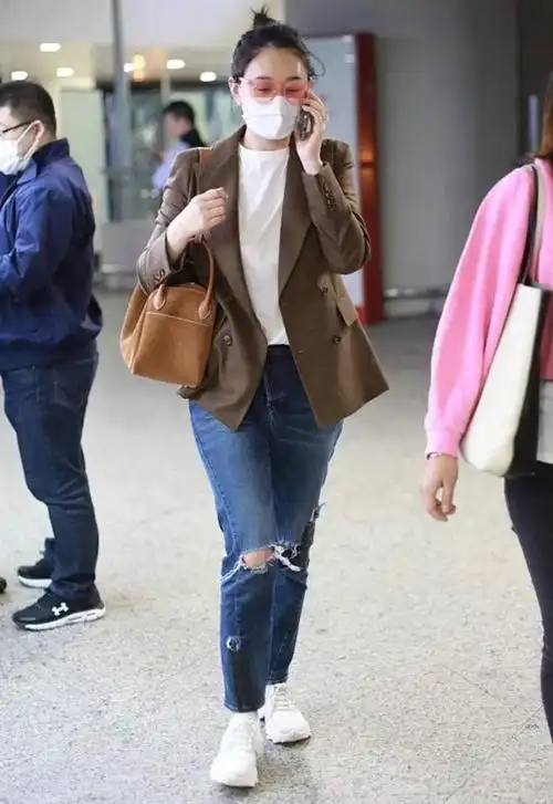 李小冉机场生图美出圈西装配牛仔裤减龄又显腿长