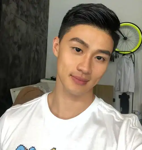 侧背发型对于25岁以上的男生来说,发型就有了更多的选择了.