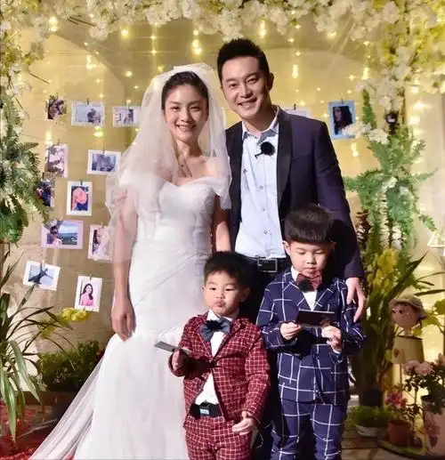 知名演员胡可:嫁小3岁沙溢,恩爱10年生两子,一家四口快乐美满