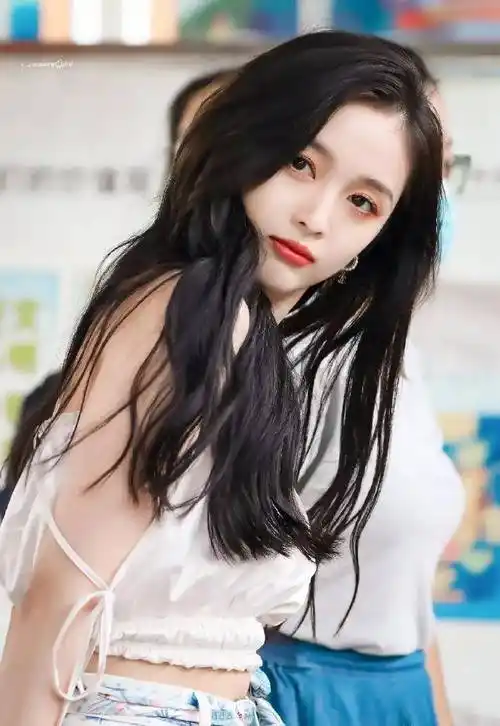 吴宣仪罕见紧身牛仔裤写真,可爱与时尚于一身,这样的女子把心暖化了