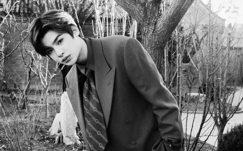 黄明昊慵懒街拍图片桌面壁纸_大陆明星_壁纸下载_美桌网