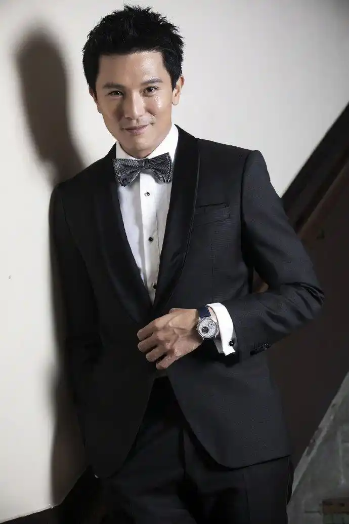 邱泽亮相台北电影节,一袭精致修身的西服look,经典的黑白搭配,简约