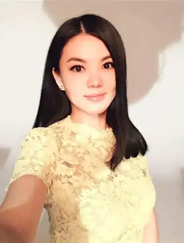 李湘穿搭黄色连衣裙逛超市,被ps照拉长太夸张,秒变水桶腰!