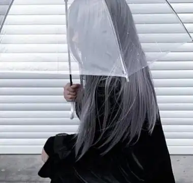 不开心女头背影