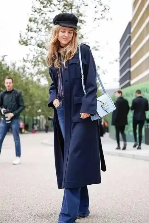藏蓝色大衣与报童帽的搭配,将女性优雅知性的魅力发挥到了极致.
