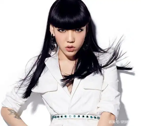 吴莫愁现身小县城,穿着土气依旧齐刘海,像过路人一样