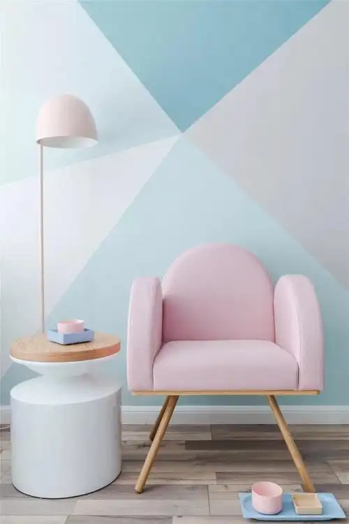 那么也可以考虑把这面墙设计成一个整体去刷不同颜色的墙面漆,让餐厅