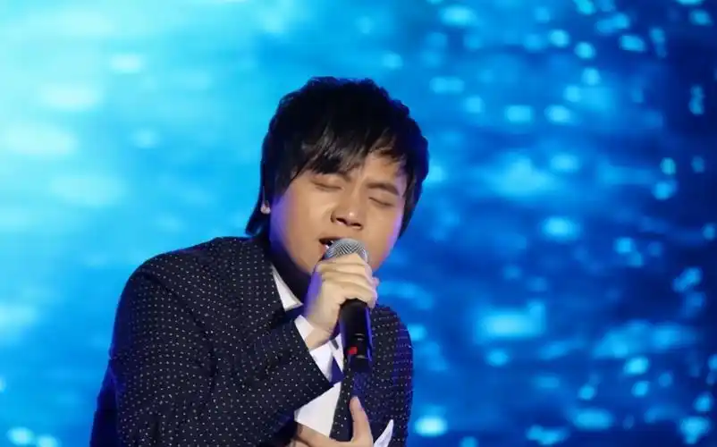 19岁靠唱歌一天赚1万,春晚都请不动他,却没人敢说他耍大牌_郑源